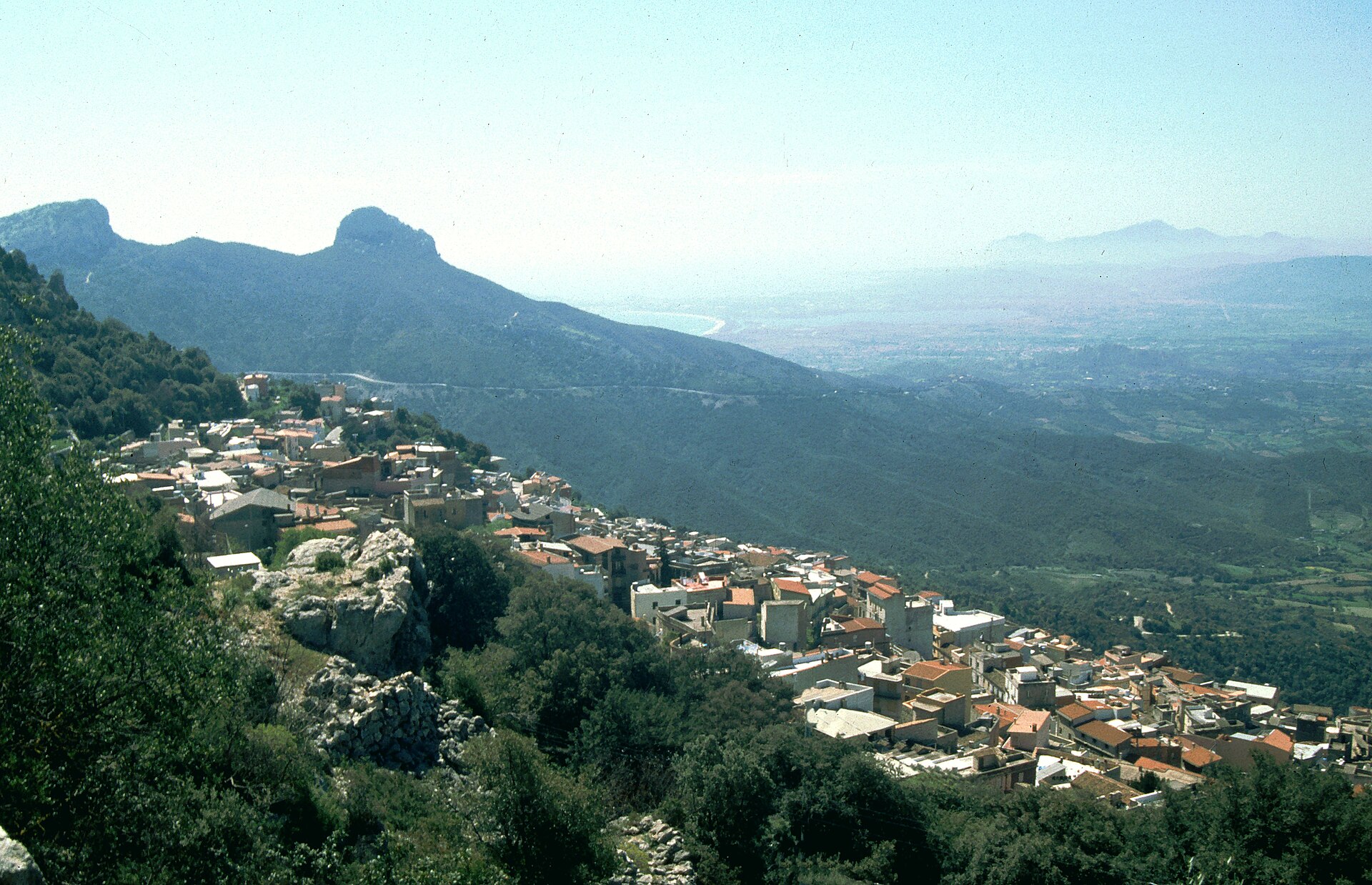 Das Dorf Baunei am Hang, der sich zum Plateau von Golgo erhebt