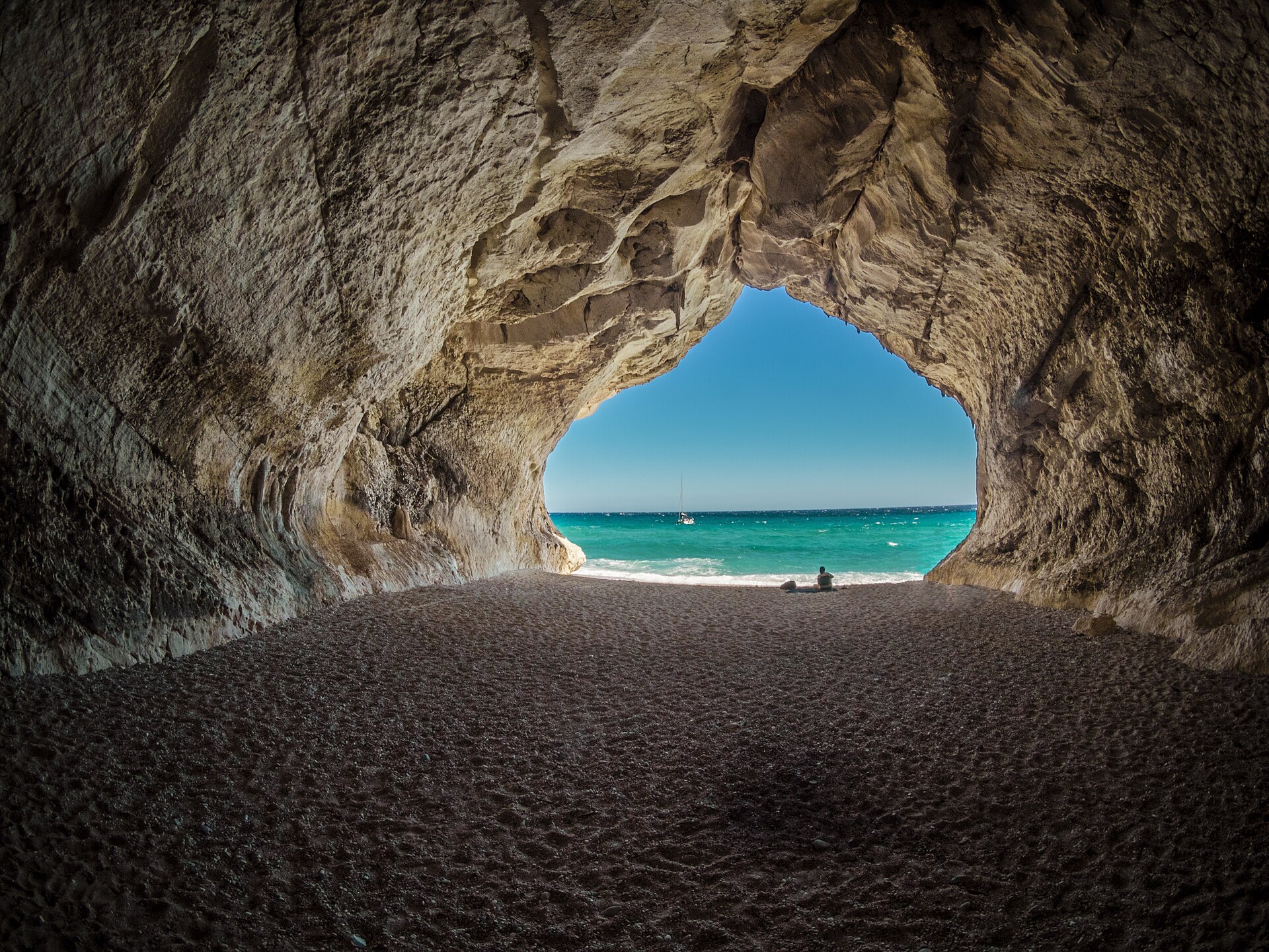 Eine der Höhlen, die sich zum Strand der Cala Luna hin öffnen