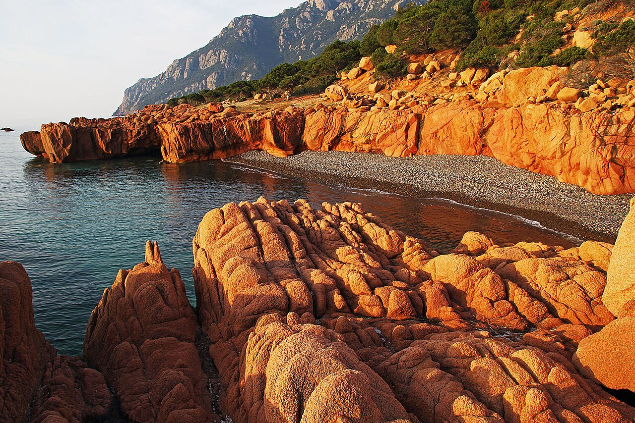 La spiaggia di ciottoli di Coccorrocci nella luce del primo mattino