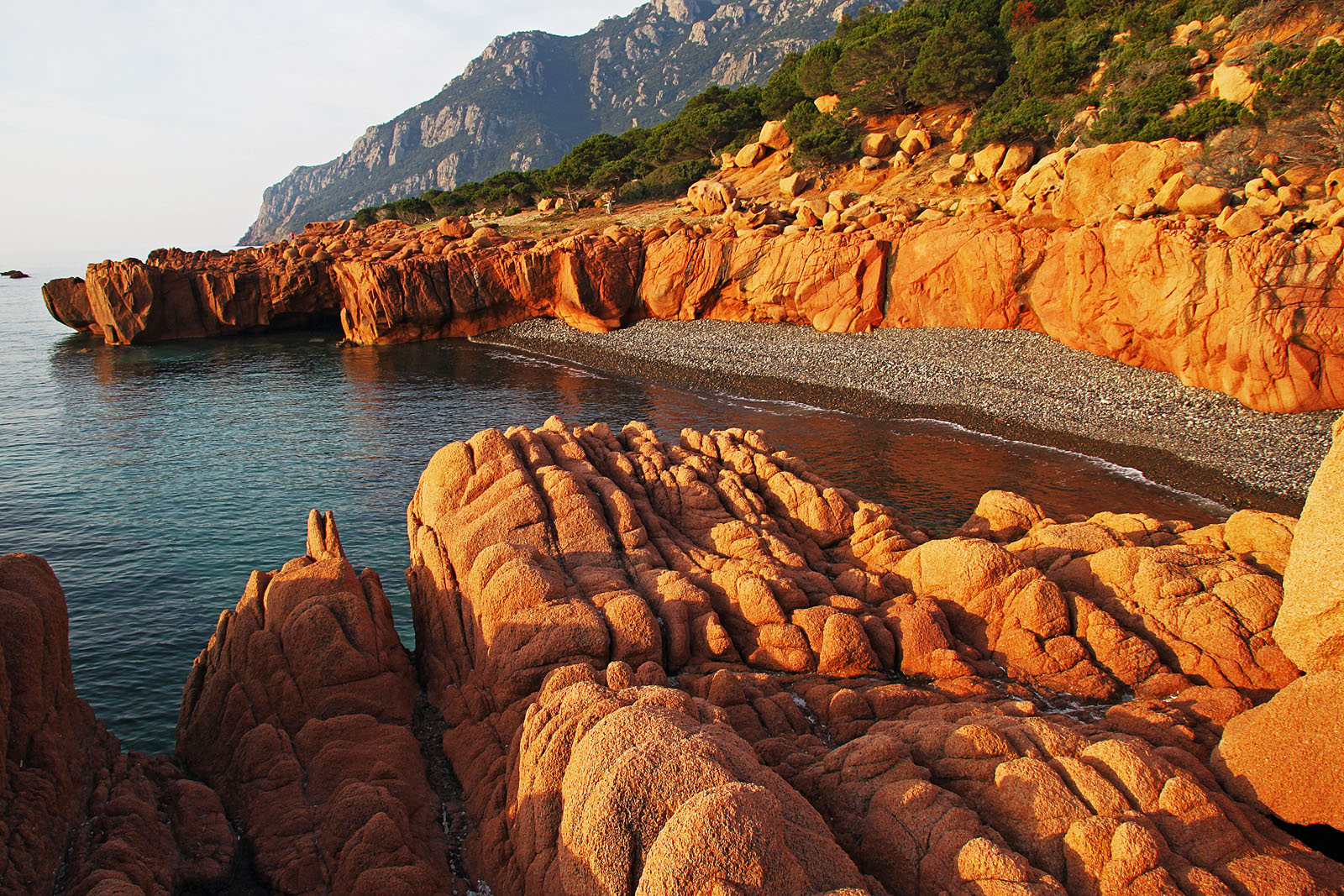 Der Kiesstrand von Coccorrocci im frühen Morgenlicht