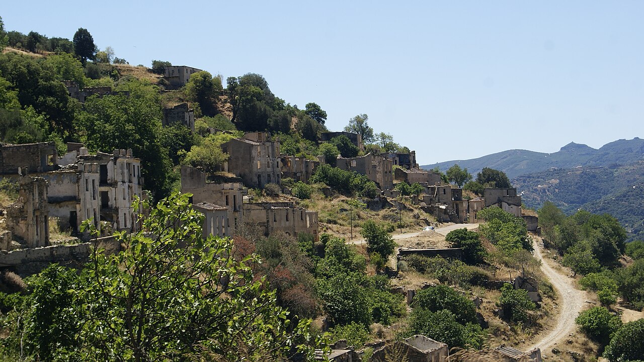 Le rovine di Gairo Vecchio, abbandonato dopo l'alluvione del 1951