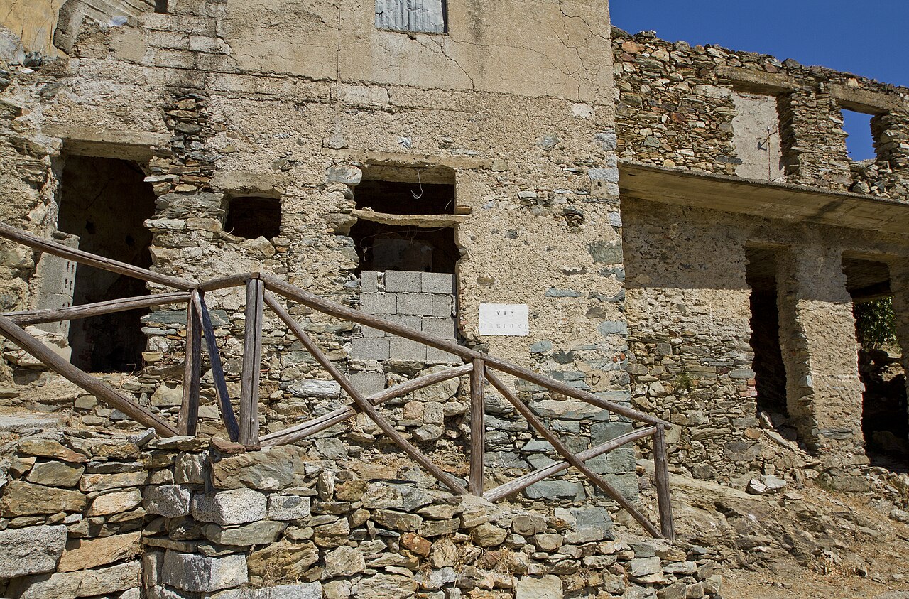 Via Marconi a Gairo Vecchio, tra le case svuotate