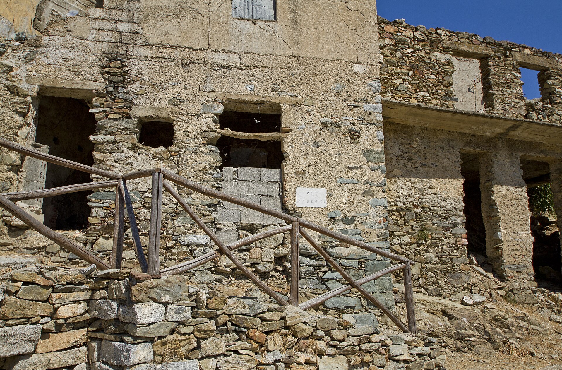 Via Marconi in Gairo Vecchio, zwischen den verlassenen Häusern