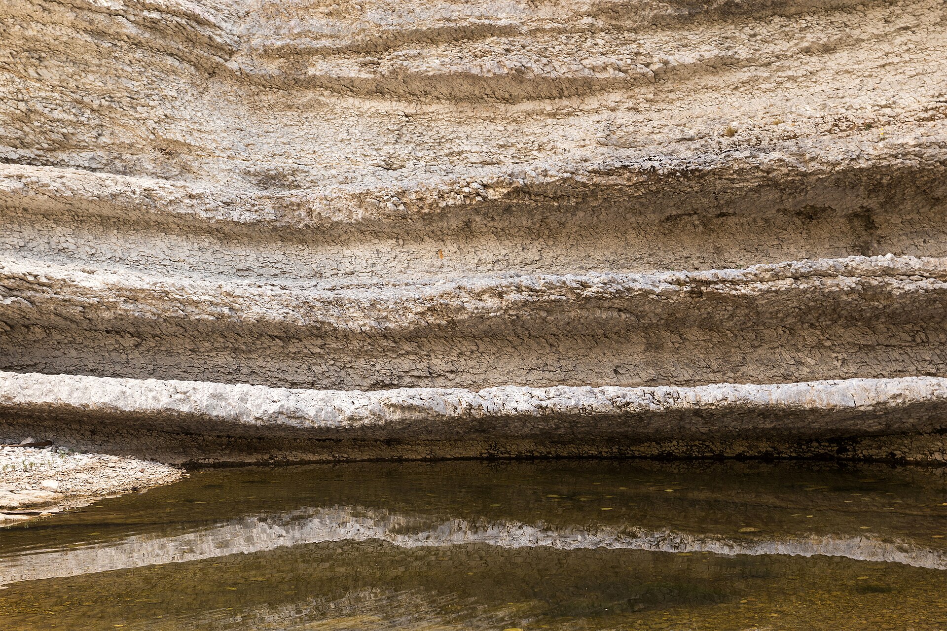Das Bachbett aus geschliffenen Felsblöcken in der Gola di Gorropu