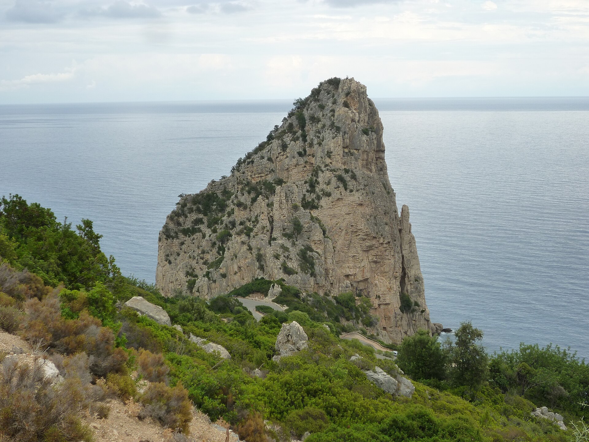 Der Kalksteinmonolith Pedra Longa an der Küste von Baunei