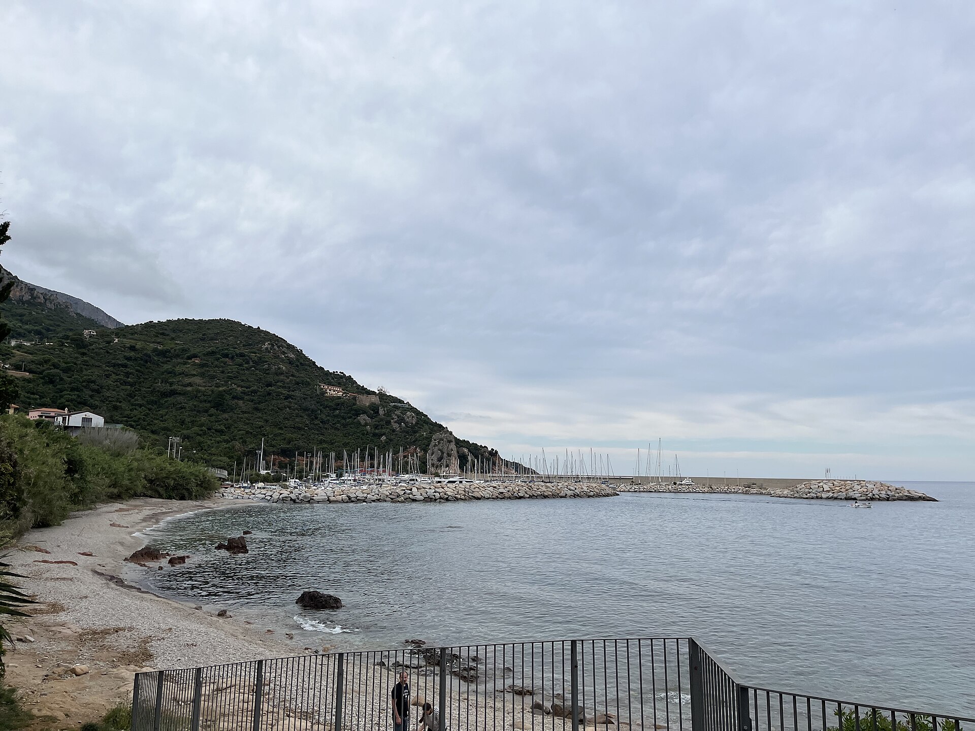 Der Yachthafen von Santa Maria Navarrese, vom Strand unterhalb des Turms aus gesehen