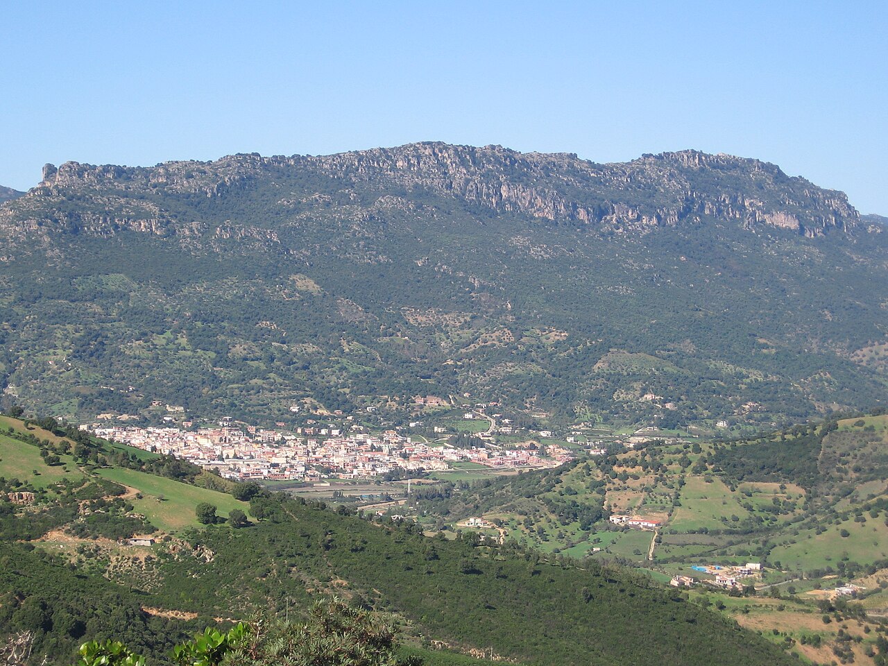 Il paese di Tertenia visto da s'Arcu de Sarrala de basciu
